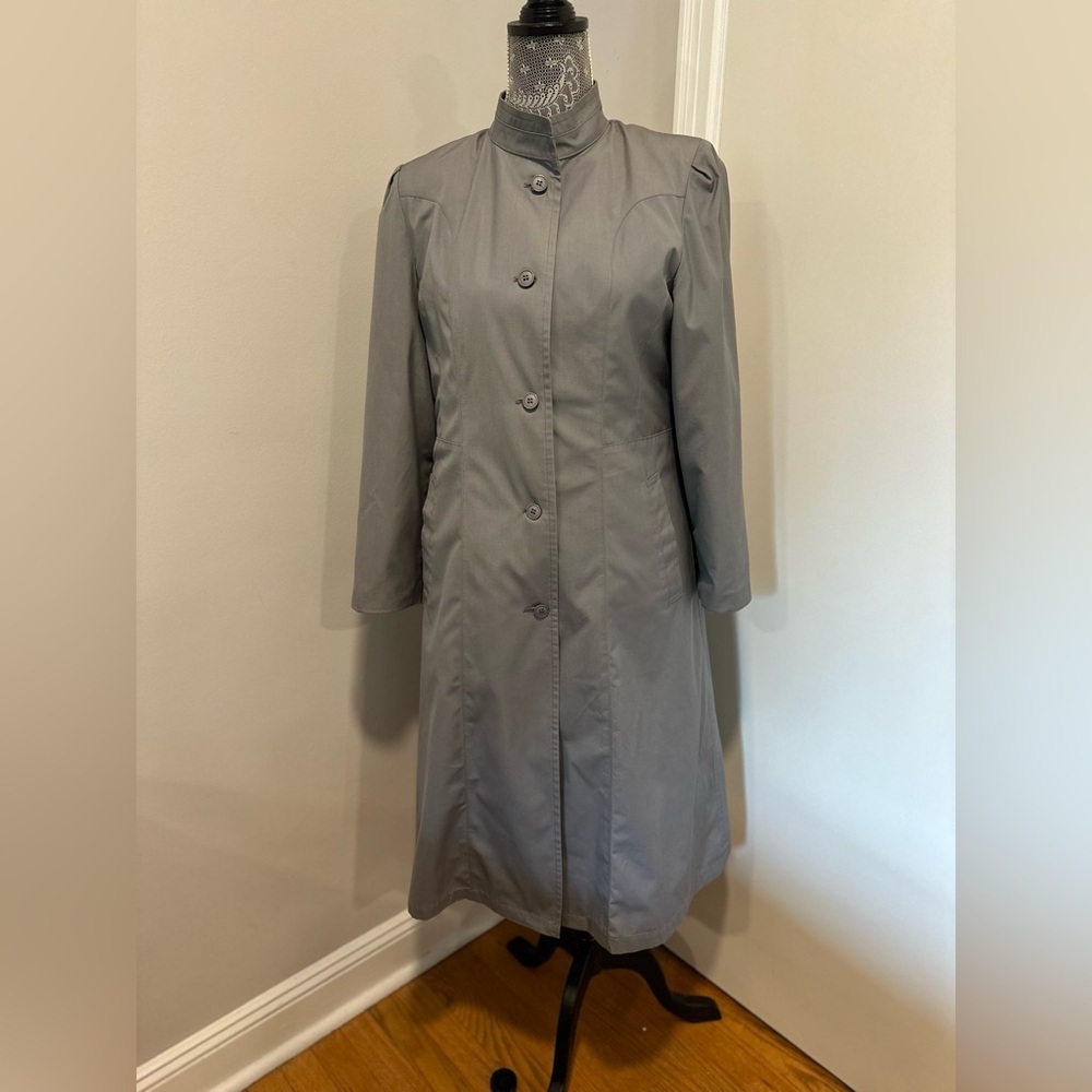 VTG 70s London Fog Womens Size 10P Gray Trench Coat. Lined Single Beast. Button